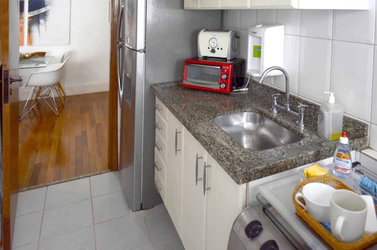 Cozinha equipada com bancada de granito