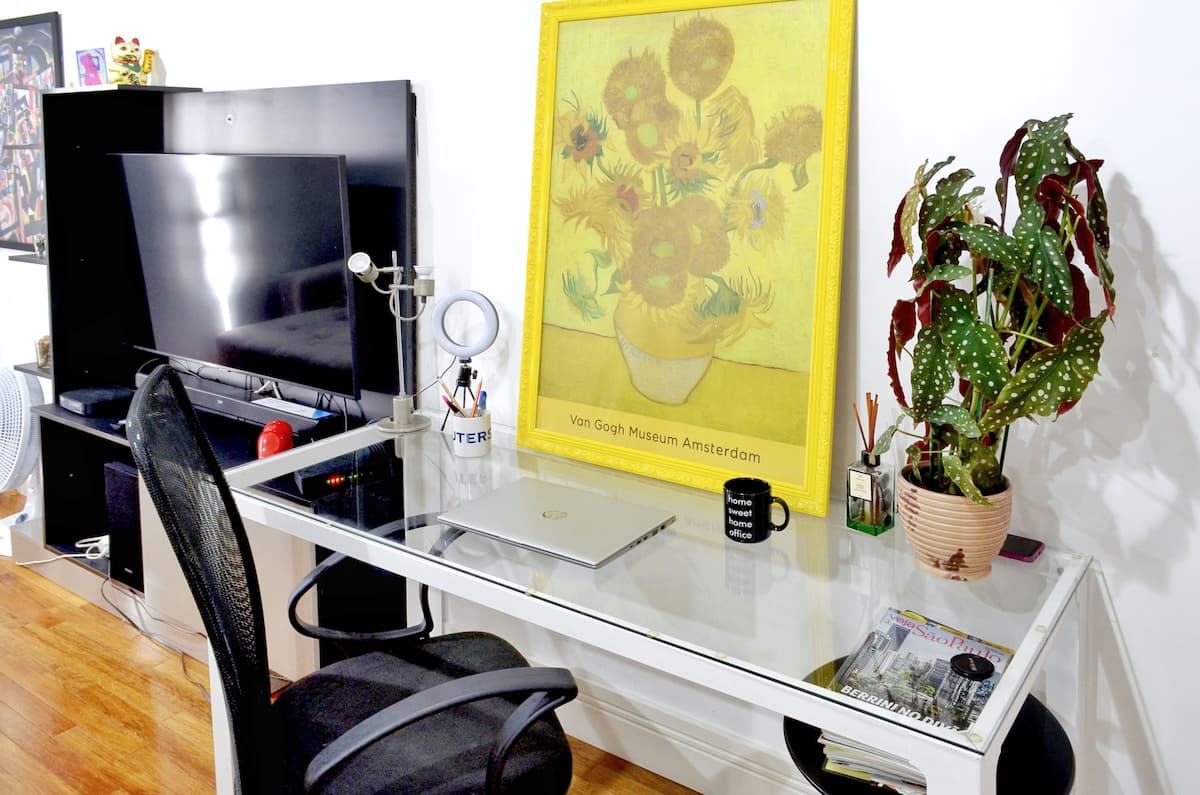 Mesa de trabalho com cadeira confortável
