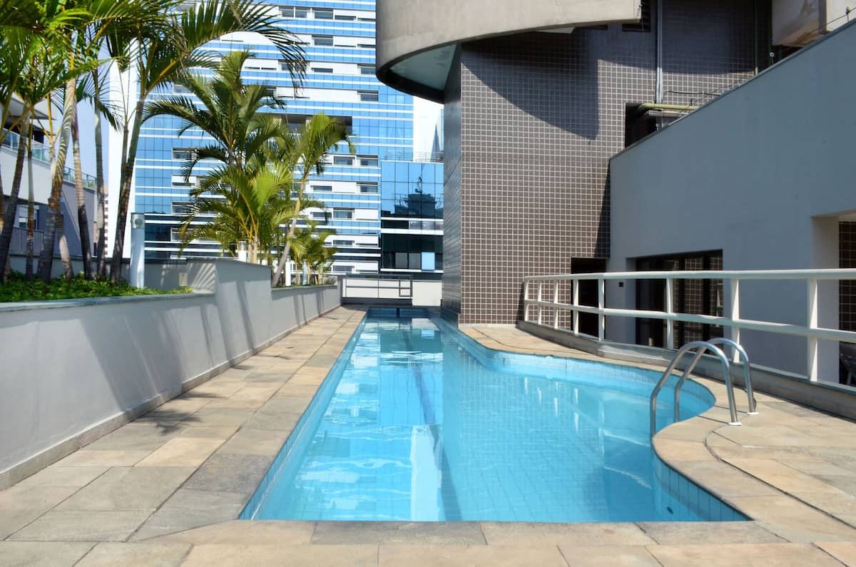 Piscina na cobertura do condomínio