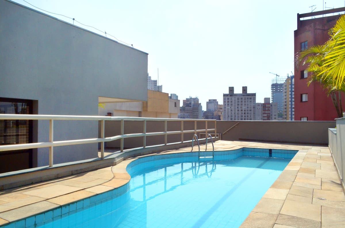 Piscina com vista para a cidade