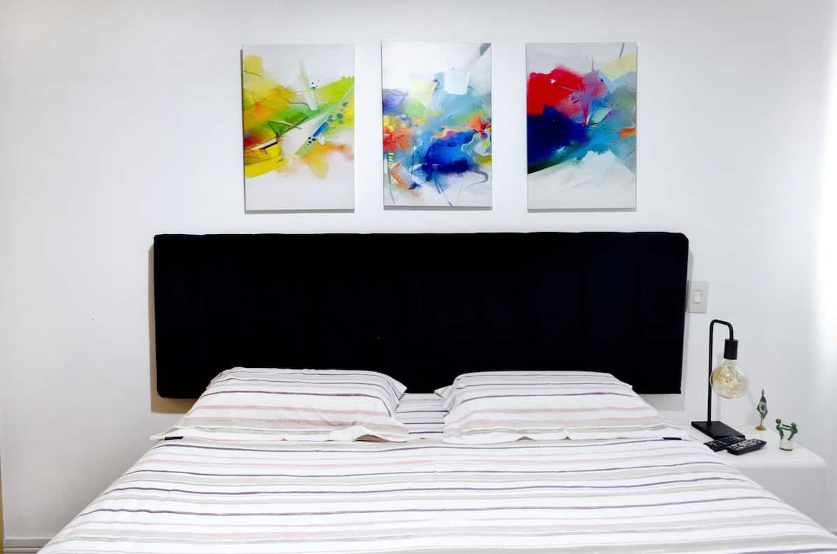 Cama King com quadros coloridos