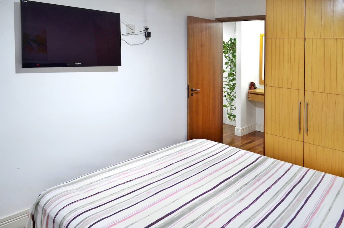 Quarto com Smart TV e armário