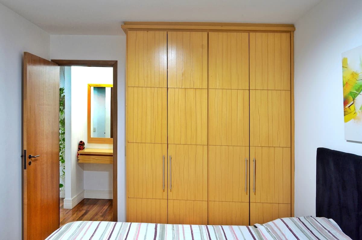 Armário espaçoso do quarto