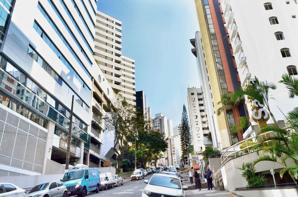 Vista da rua e dos prédios da Bela Vista
