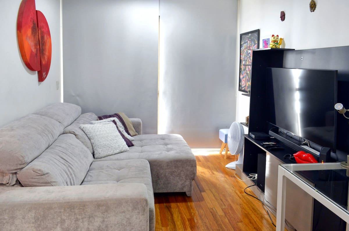 Sala com sofá retrátil e Smart TV
