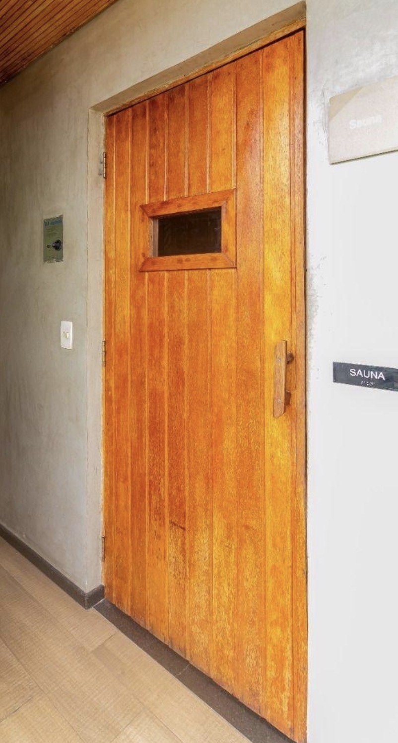 Porta da sauna na cobertura do condomínio