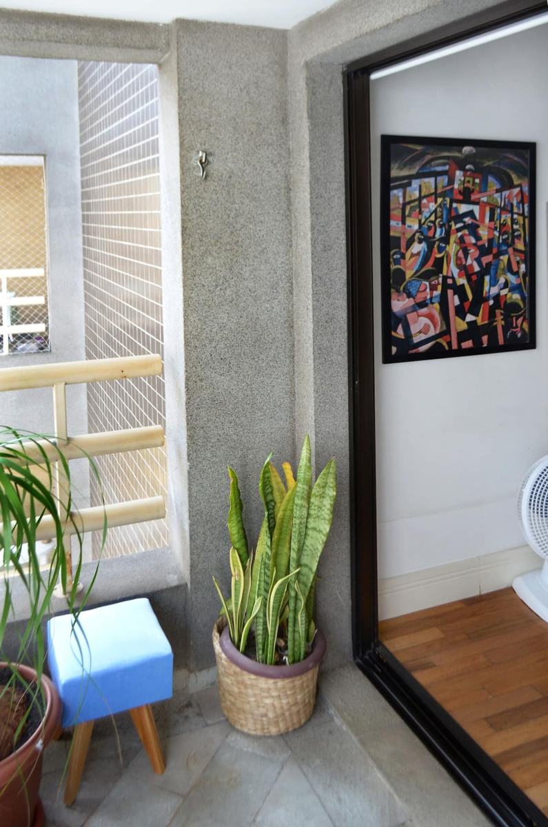Detalhe da varanda com plantas